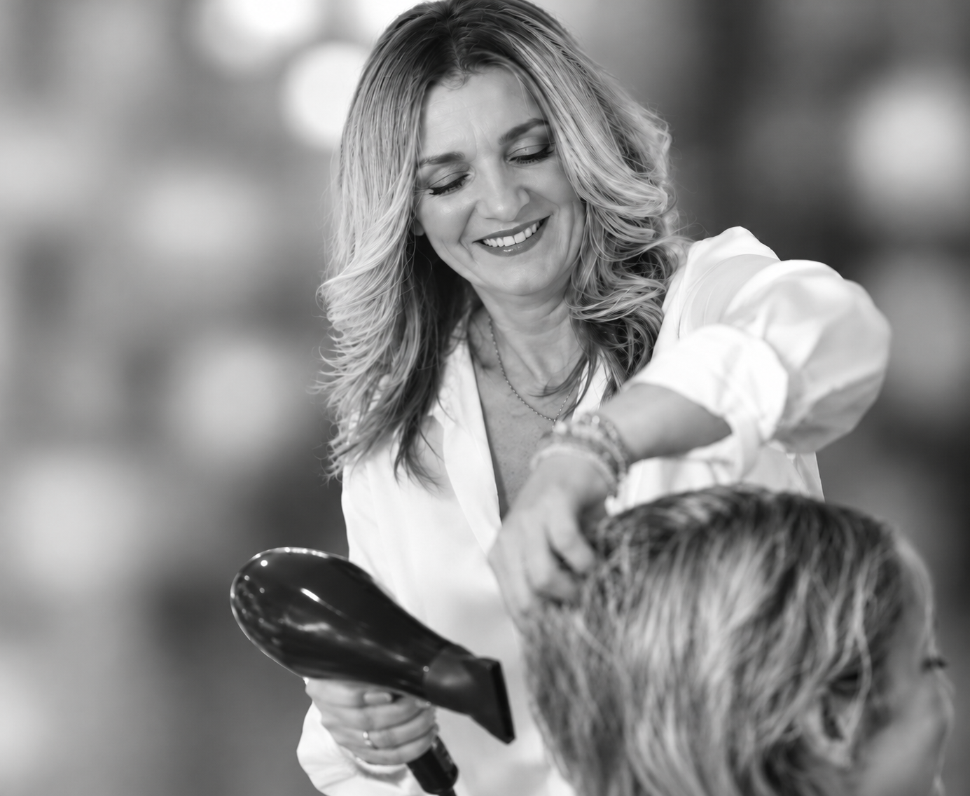 Nicole Stotter beim Hairstyling in Schwarz-Weiß