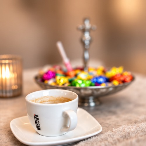 Kaffee und kleine Süßigkeiten im Salon